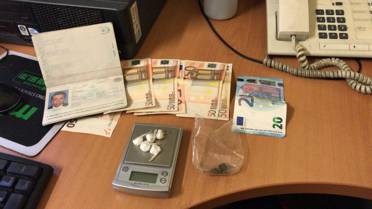 Arrestato pusher 20enne in flagranza di reato