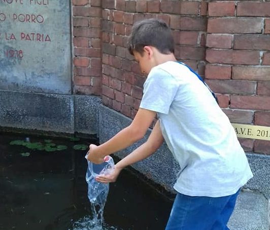 Rubati i pesci rossi della fontana: ci pensa il piccolo Andrea