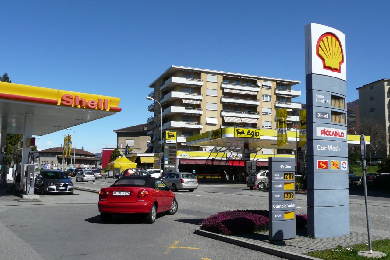 Sconto carburante, Brianza e Fermi “strigliano” l’ambasciata italiana: “Rilevazioni parziali, imprecise e lacunose”