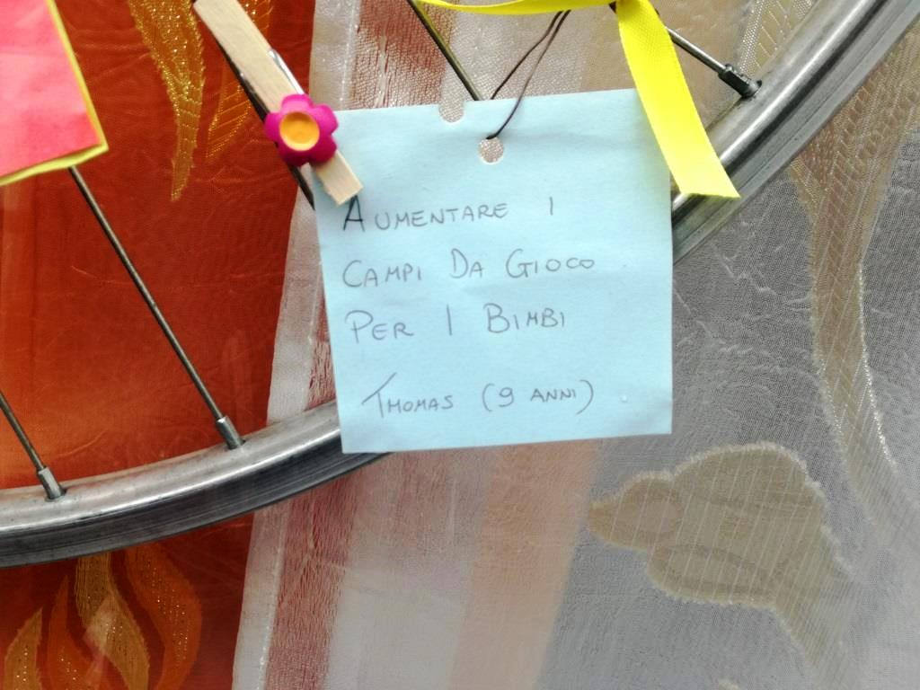 Cerro, elezioni: Piera Landoni regala il Libro bianco ai candidati