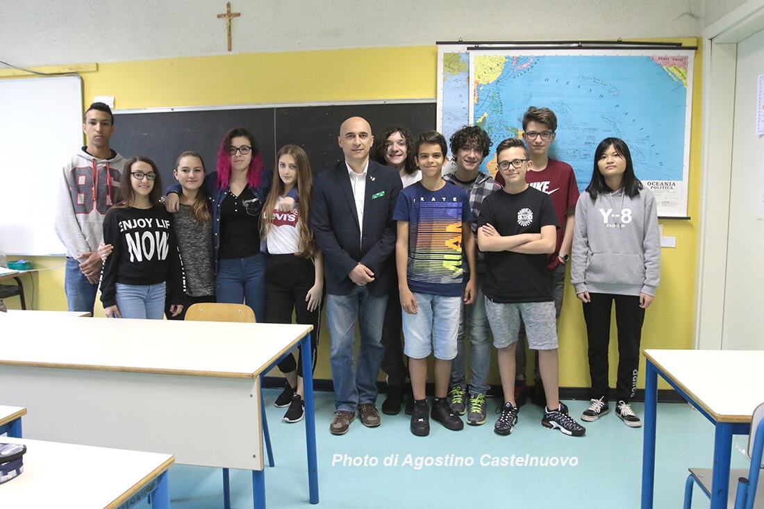 Presidente Consiglio comunale Saronno saluta i ragazzi di terza media