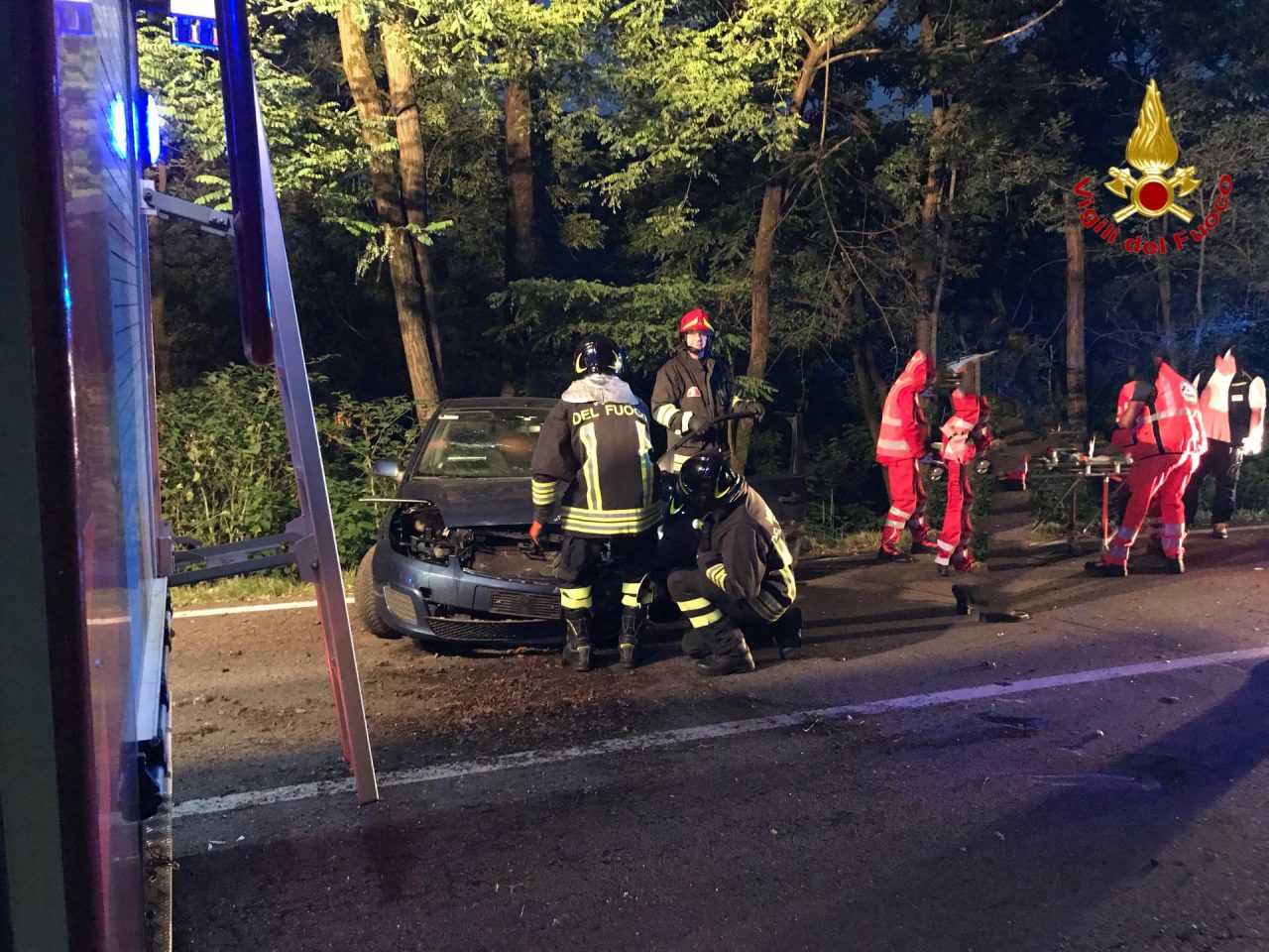 Auto contro muro, soccorso giovane di 18 anni FOTO