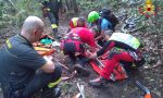 Ciclista soccorso lungo un sentiero di montagna