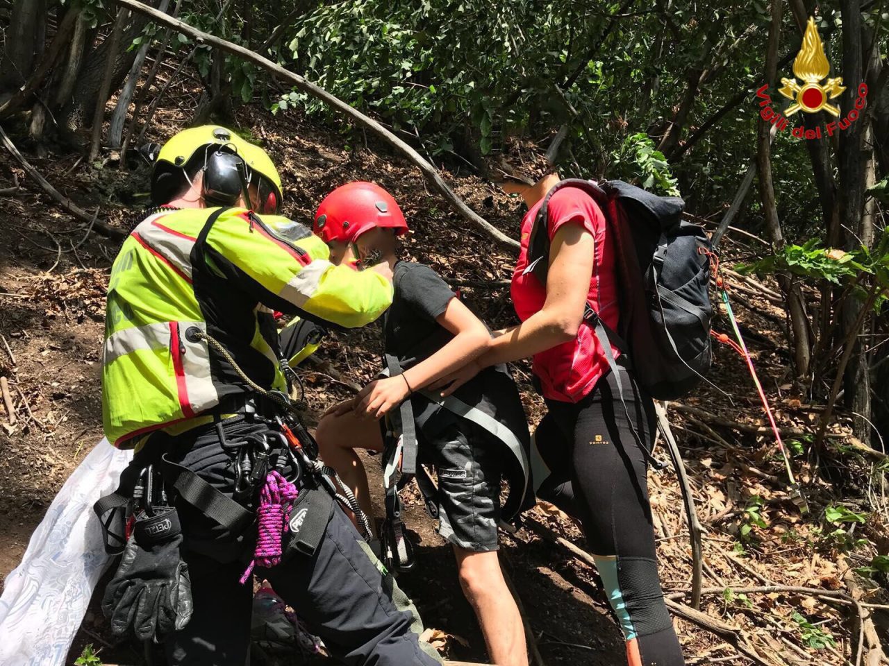 Mamma con due bambini si perde nel bosco, l’intervento dei soccorritori FOTO