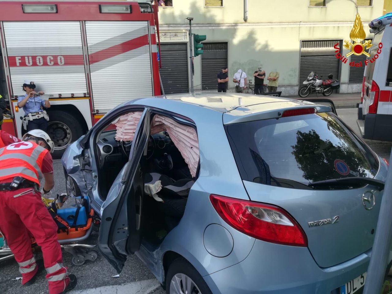 Scontro tra due auto a Busto Arsizio, due feriti FOTO