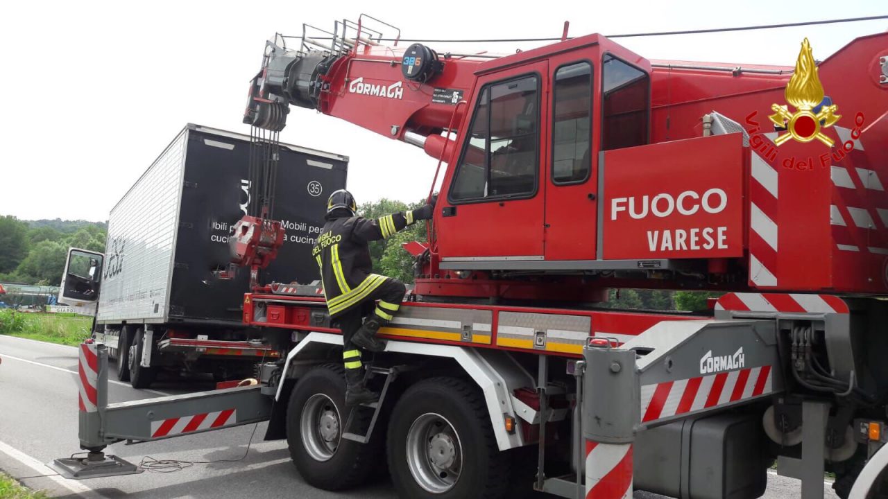 Camion fuori strada a Cocquio Trevisago FOTO
