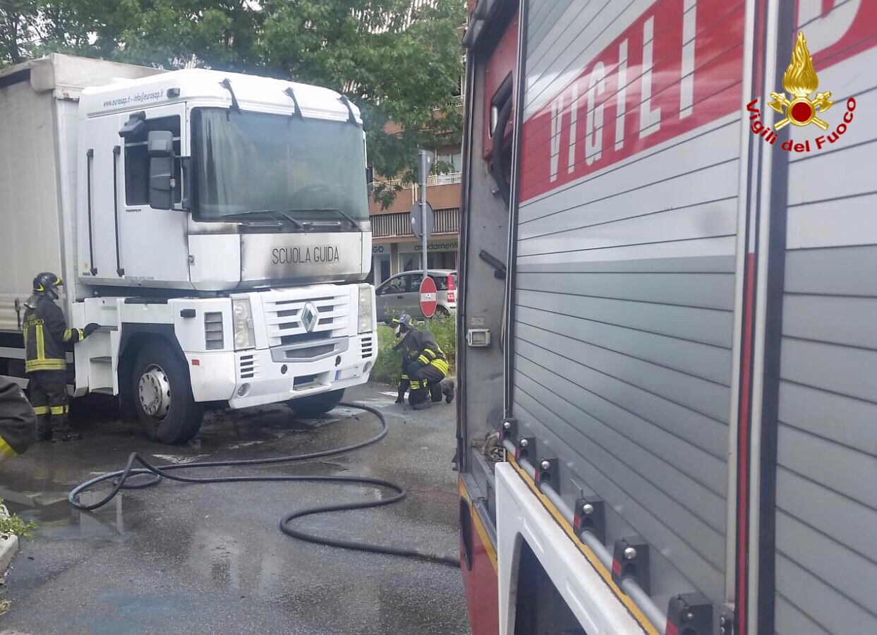 Autoarticolo della scuola guida prende fuoco