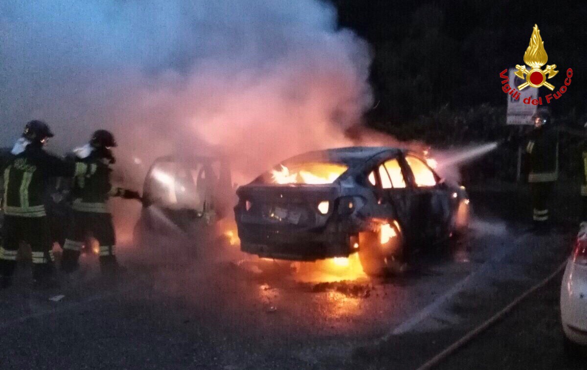 Autovetture a fuoco a Castelveccana FOTO