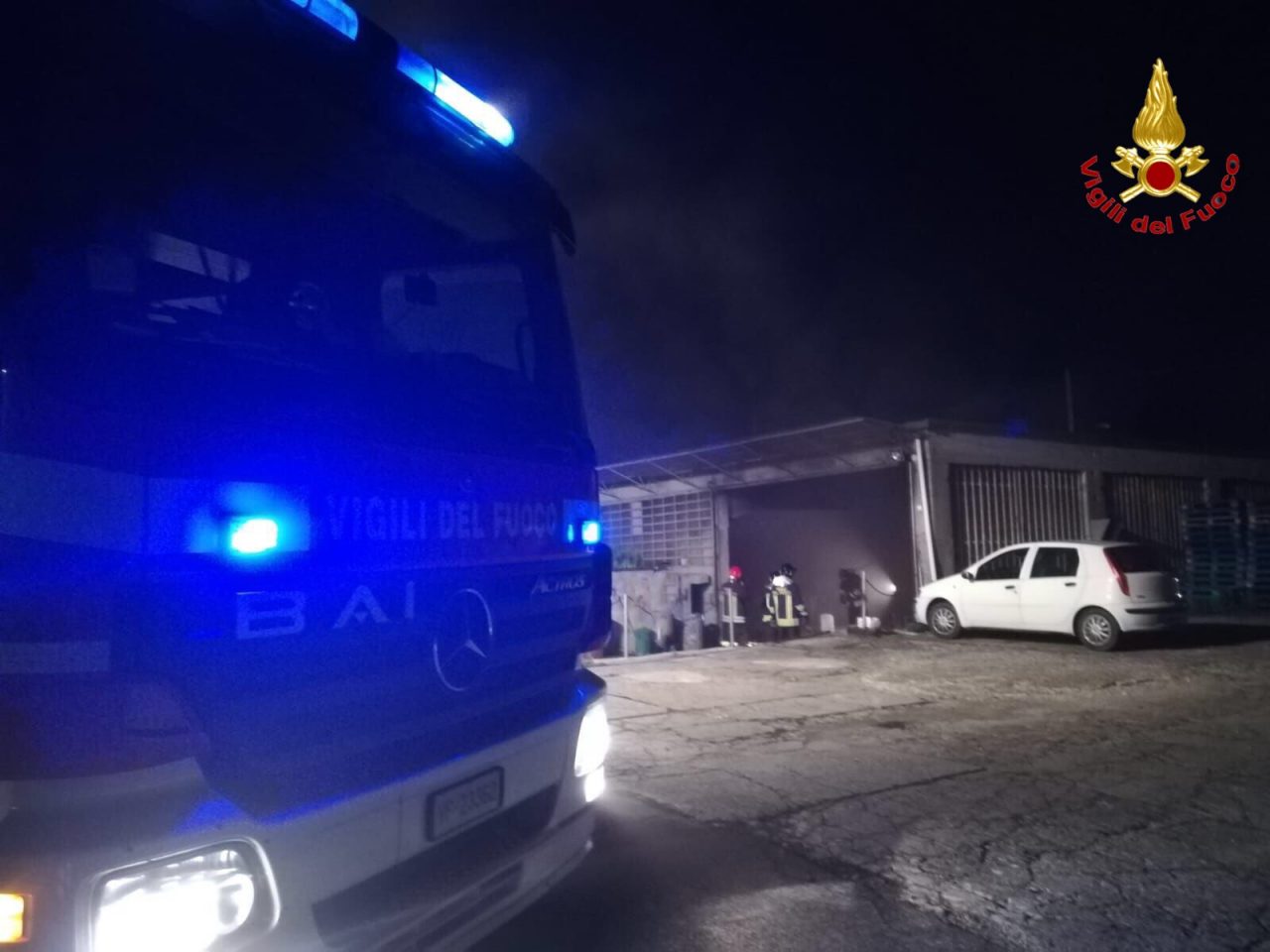 A fuoco magazzino a Sesto Calende