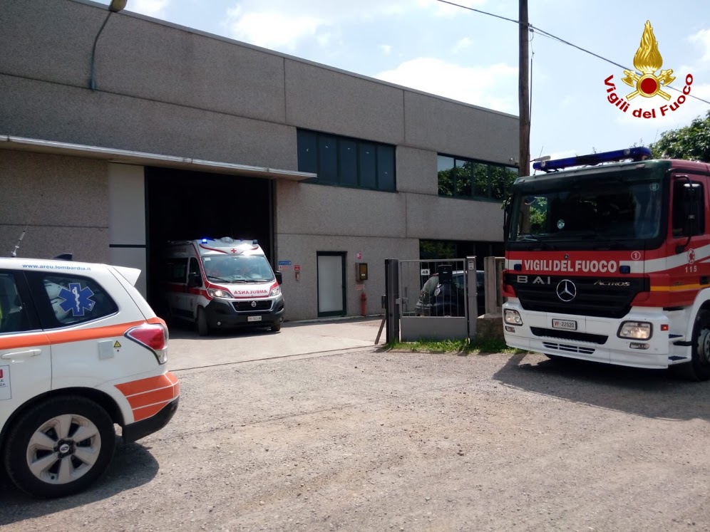 Operaio rimane incastrato nel macchinario