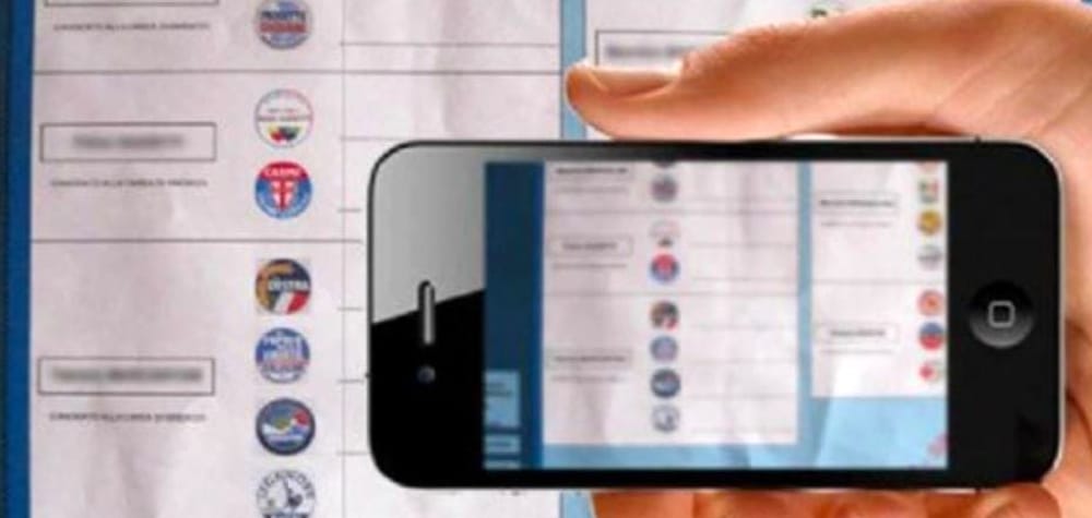Scatta foto all’interno della cabina elettorale, denunciato