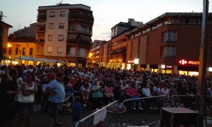 Granello a Saronno: bagno di folla in piazza Libertà