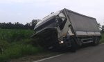 Camion finisce fuori strada e va nel fosso a Garbatola