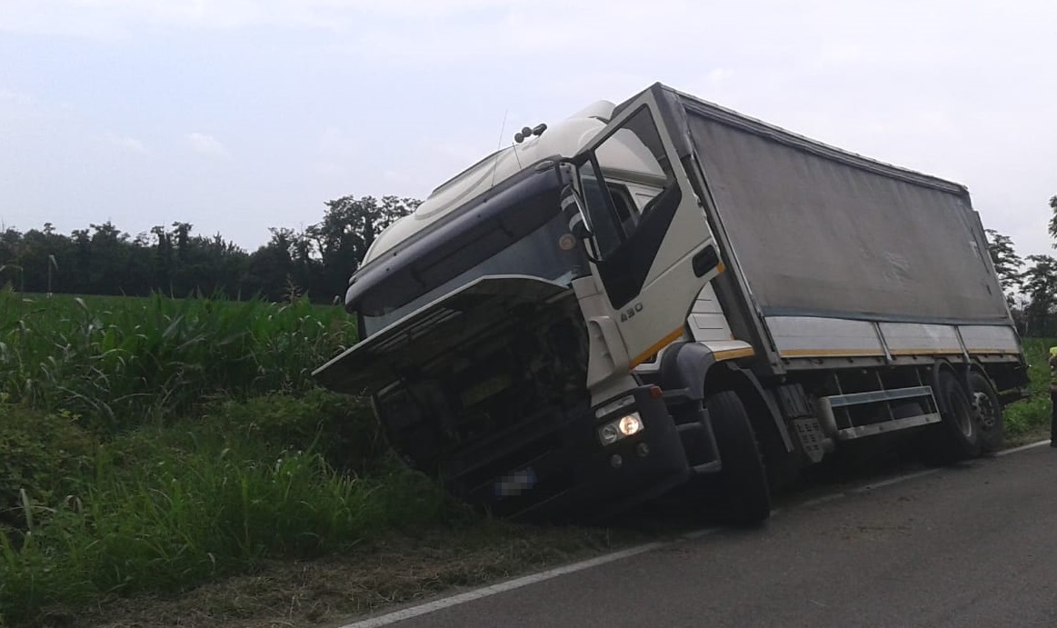 Camion finisce fuori strada e va nel fosso a Garbatola