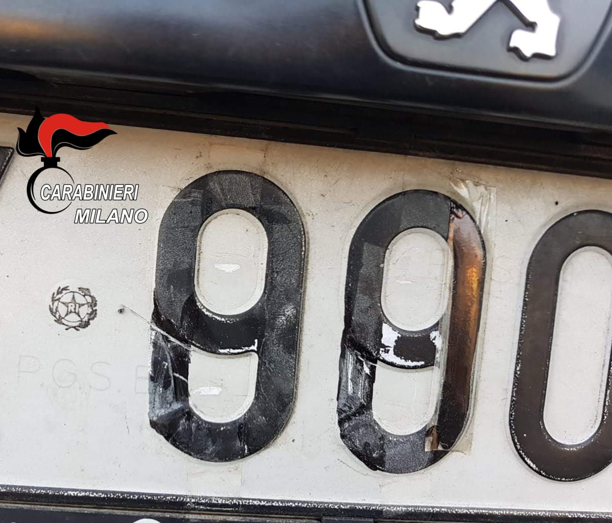 Altera la targa per non prendere multe: denunciato