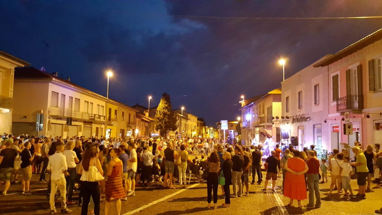Castano in Rosa tra negozi aperti, cultura e sport