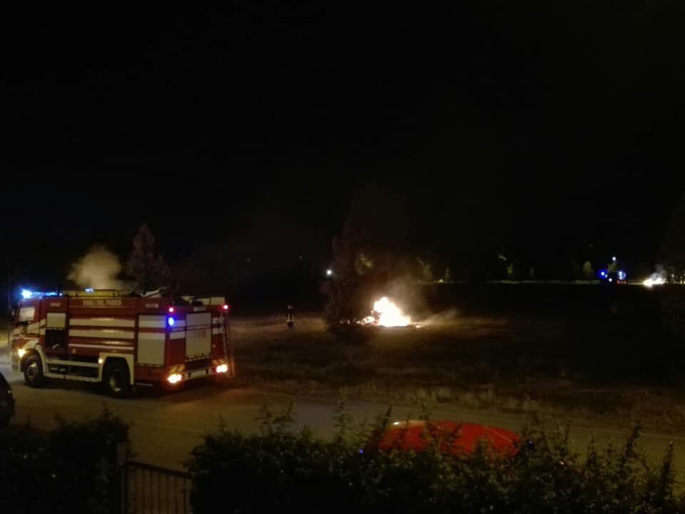 Rogo nella notte: a fuoco cinque balle di fieno