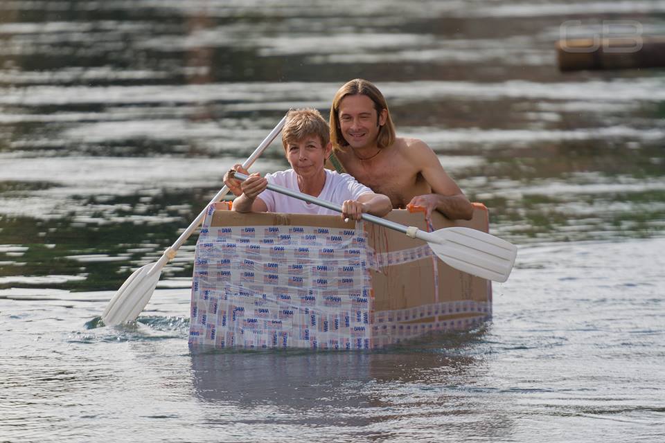 Anche il sindaco con la barca di cartone nel Naviglio FOTO e VIDEO