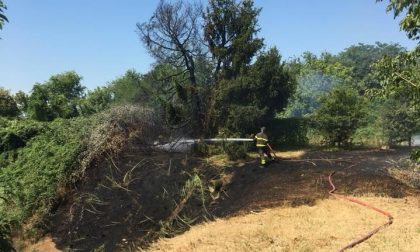 Incendio a Casorezzo: fiamme nell'area della vasca volano