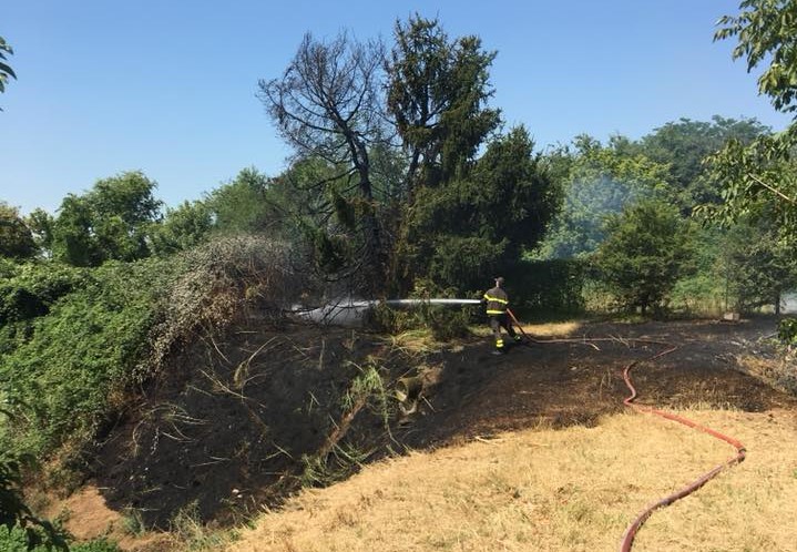 Incendio a Casorezzo: fiamme nell’area della vasca volano