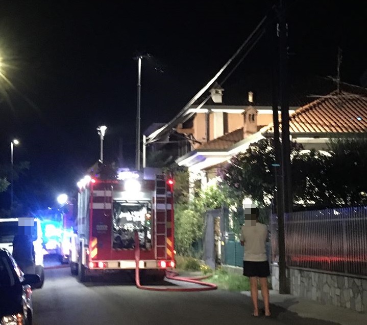 Incendio in falegnameria, sottotetto distrutto LE FOTO