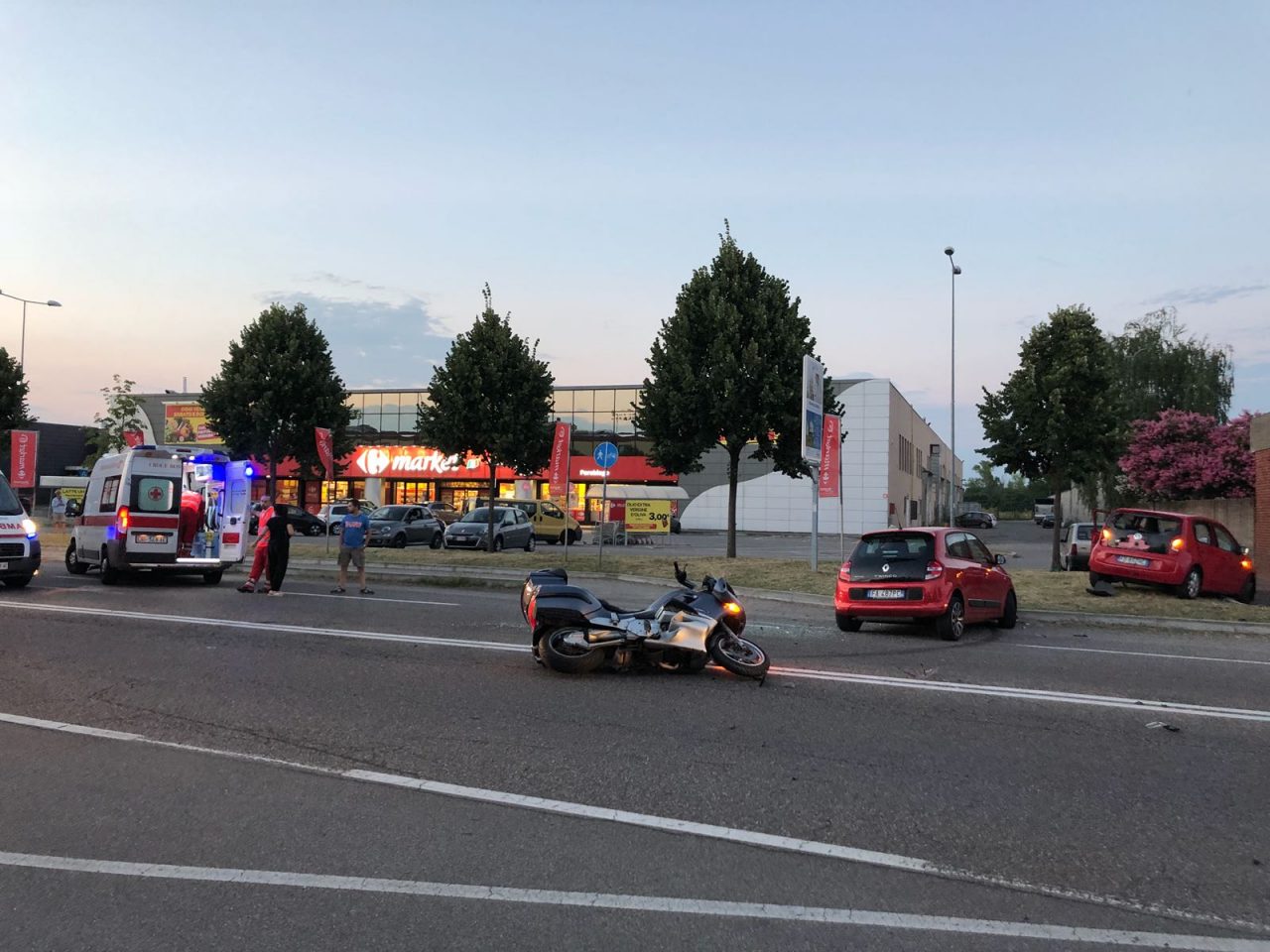 Schianto auto moto sul Sempione, grave motociclista