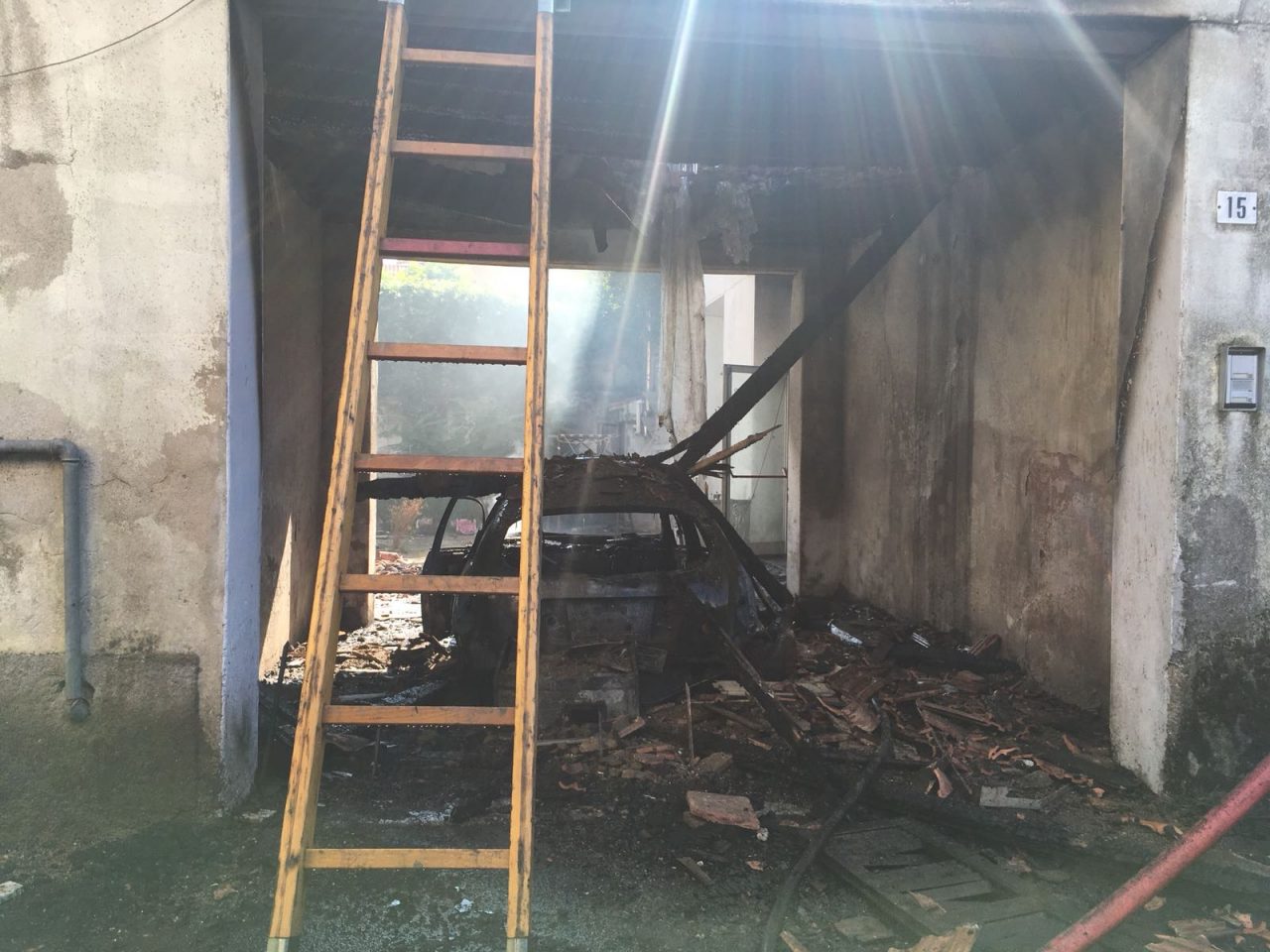 Casa abbandonata in fiamme a Legnano FOTO e VIDEO