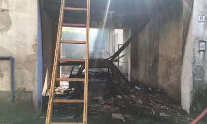 Casa abbandonata in fiamme a Legnano FOTO e VIDEO