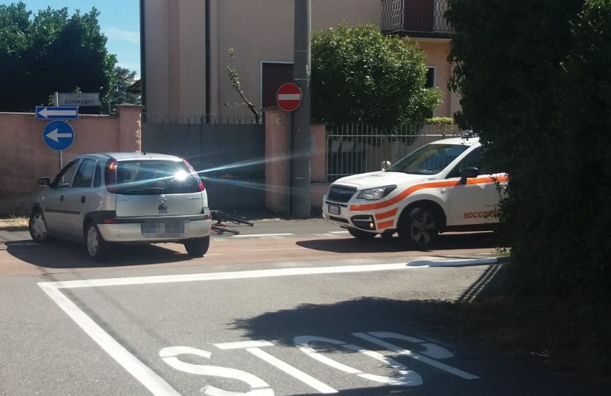 Auto travolge due ciclisti, paura a Busto Garolfo FOTO