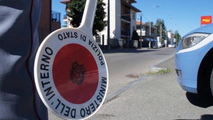 Tenta la fuga alla vista delle volanti: denunciato per ricettazione, guida senza patente e ingresso clandestino in Italia