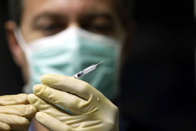 Pazienti fragili costretti a pagare per il vaccino. “Ora la Regione li rimborsi”