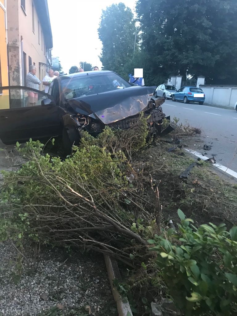 Grave incidente a Castano Primo: arrivano pure i pompieri – LE FOTO