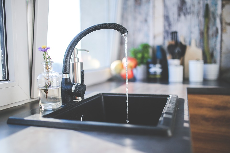 Lavori sulla rete idrica, sospensione temporanea dell’erogazione d’acqua a Carnago