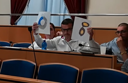 “Comando io e guai a chi disturba”: il Consiglio comunale secondo il Pd