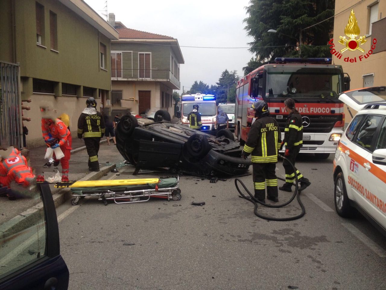 Scontro tra due vetture, una si ribalta FOTO