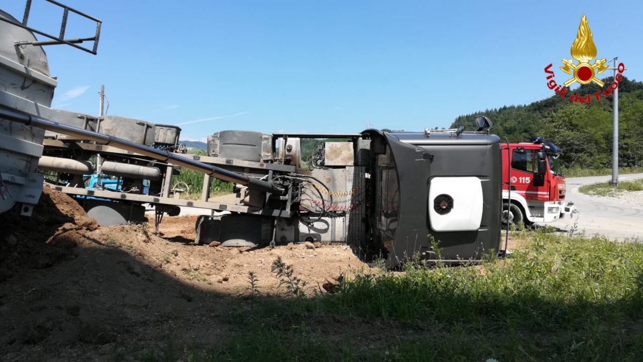 Mezzo da cantiere si ribalta, soccorso 48enne