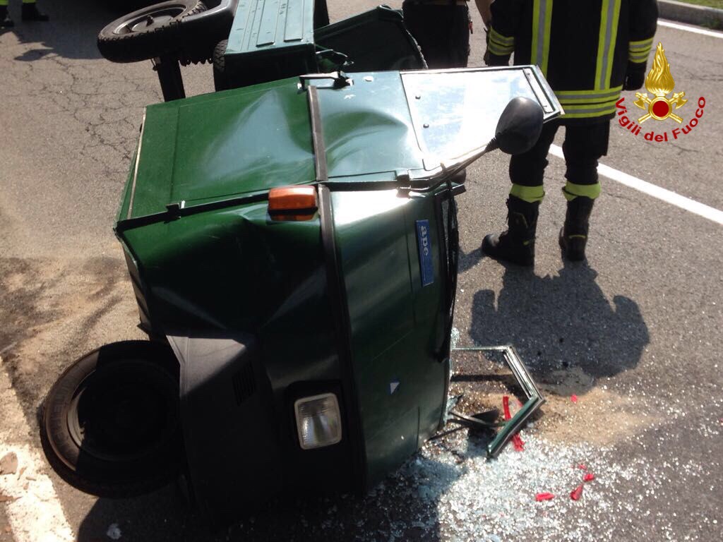 Incidente stradale a Porto Valtravaglia, 64enne intrappolato nell’abitacolo FOTO