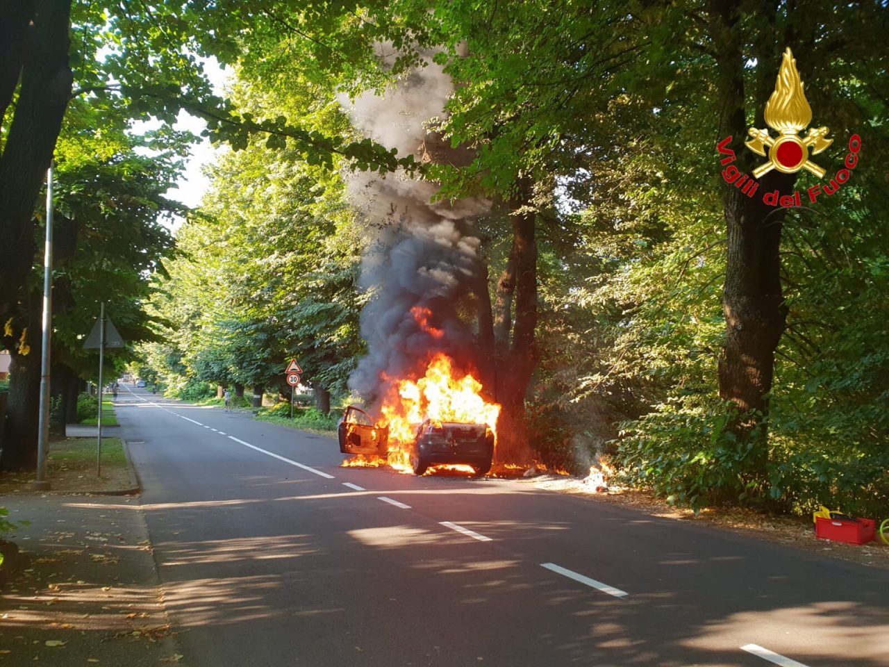 Auto prende fuoco durante la marcia