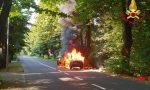 Auto prende fuoco durante la marcia