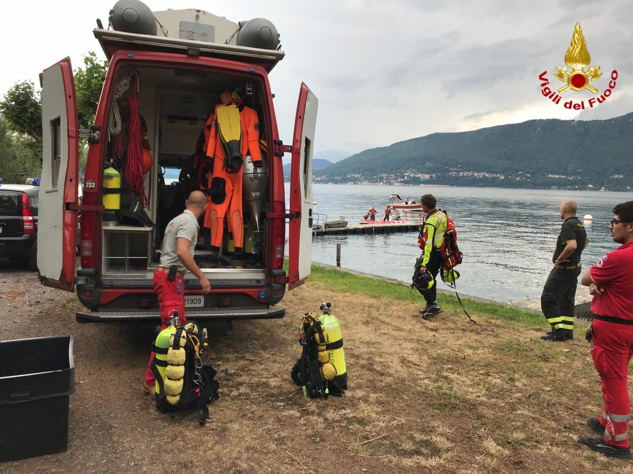 Uomo cade in acqua, ricerche in corso FOTO