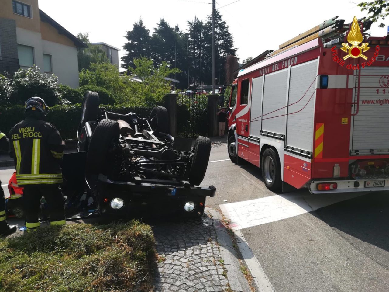 Auto si ribalta a Luino, soccorse due persone FOTO