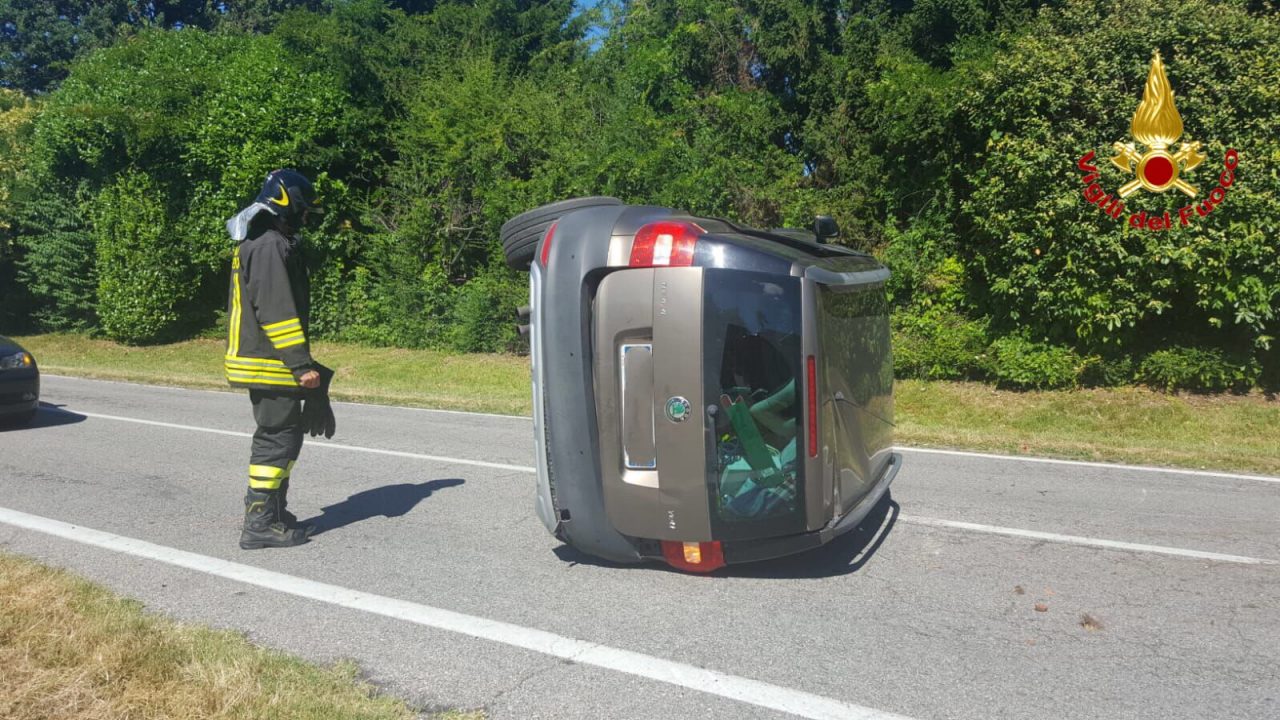 Scontro tra due vetture a Monvalle, una si ribalta