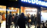 Fumogeno in "bocca di lupo", evacuato il Mc Donald's