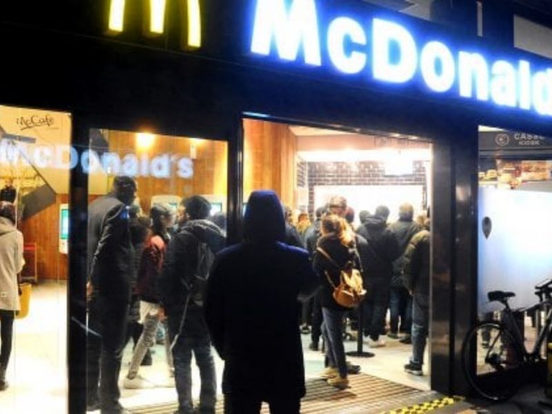 Fumogeno in “bocca di lupo”, evacuato il Mc Donald’s