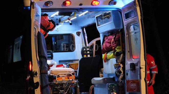 Ciclista investito, paura per un 55enne SIRENE DI NOTTE