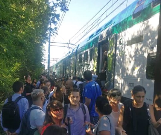 Fumo e scintille dal treno: “Disfatta per Trenord e Rfi”