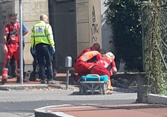 Malore per strada, paura per una donna