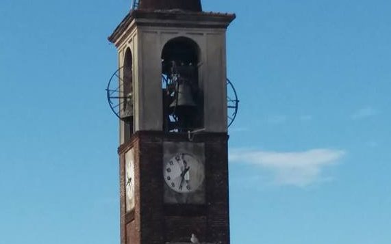 Maltempo a Mozzate: orologio del campanile in frantumi