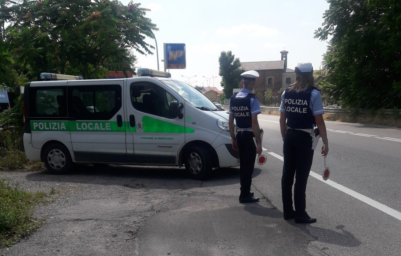 Controlli dei vigili sui pullman di oratori e centro estivo