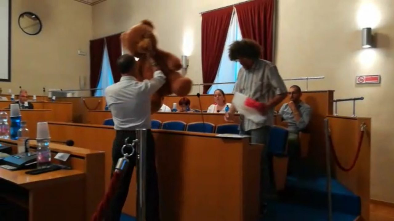 Un peluche gigante in minoranza a Legnano VIDEO